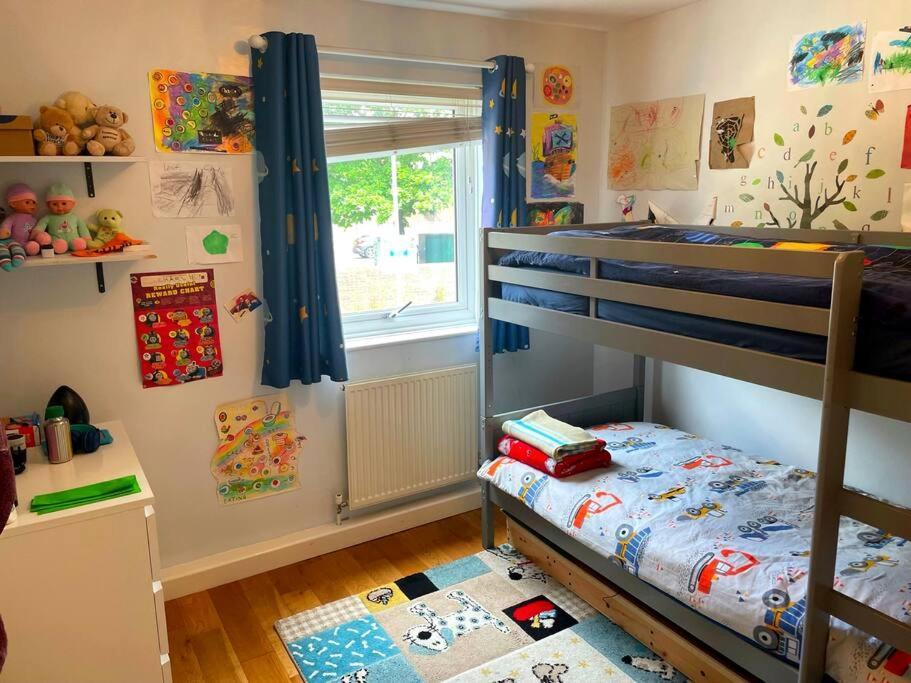 Family In Historic Wapping Apartment *