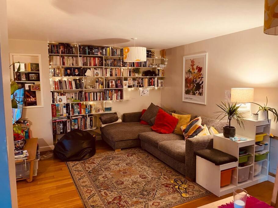 Family In Historic Wapping Appartement *